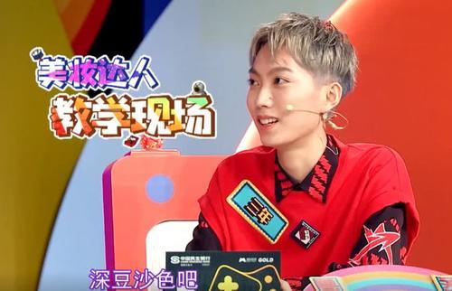 孤影上节目曝嘴上涂的口红颜色,推荐粉丝用这