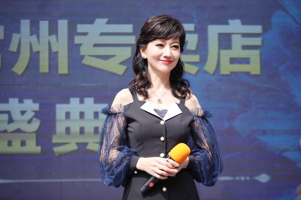 赵雅芝穿薄纱裙露香肩秀纤瘦身材 一颦一笑气