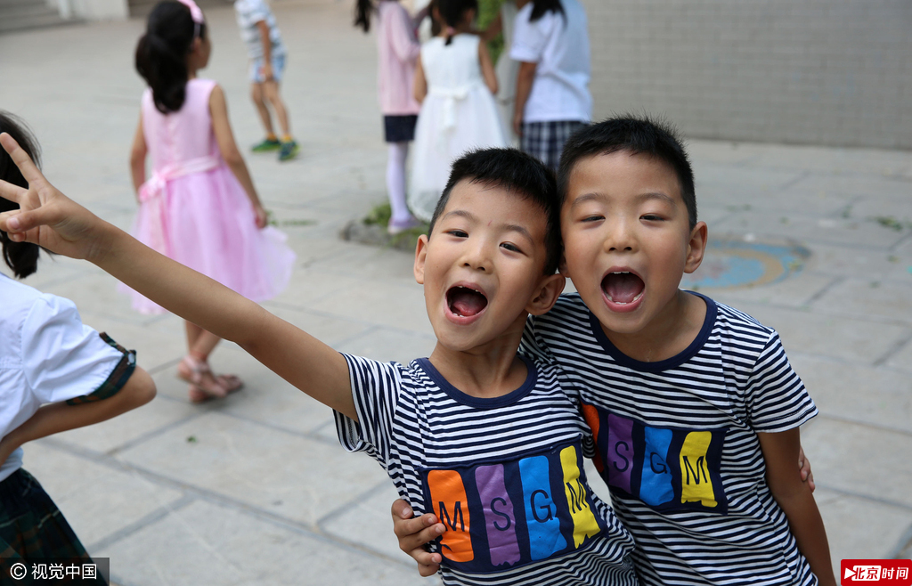 9月5日，河北省邯郸市渚河路小学一年级开学第一天的日子，在入学的新生中，有7对双胞胎格外引人注目，其中两对是龙凤胎，可爱的他们非常招人喜爱。