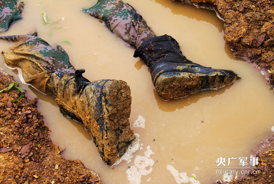 泥水点缀戎装。杨宸琇 摄
