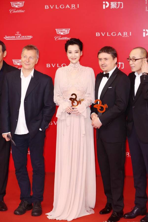 梅婷与许晴同穿裸色透视裙,气质差距好大(图) 梅婷与许晴同穿裸色透视裙,气质差距好大(图)