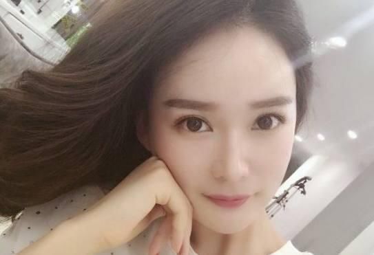 0张照片中,据说9张是假的杨幂,难道只有真粉才