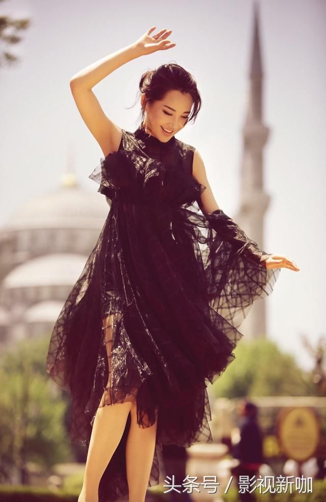 近50岁许晴穿蓝色蕾丝裙,和张翰合照,网友:好似姐弟俩