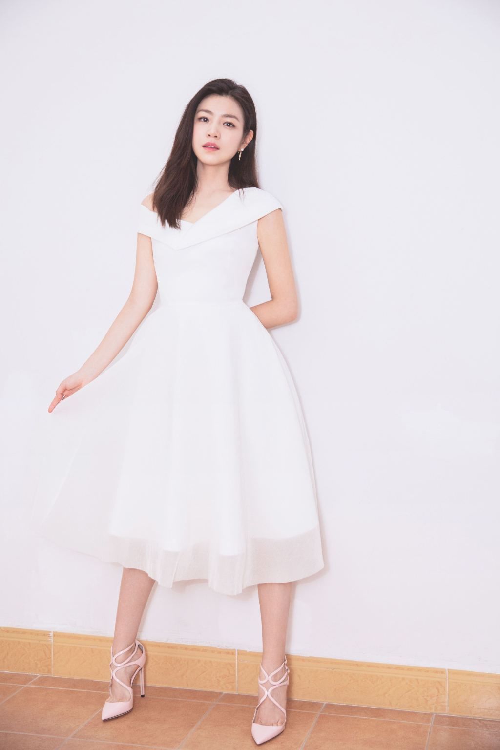陈妍希白色短裙气质写真,粉丝尖头高跟鞋秀出