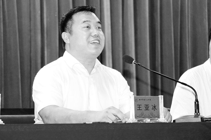 图为海南出版社河北分社社长王亚冰致词.