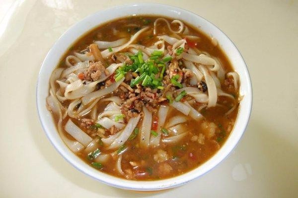 正宗的老友粉,必须是切粉,如果你在当地吃了圆粉做的老友粉,那绝对是