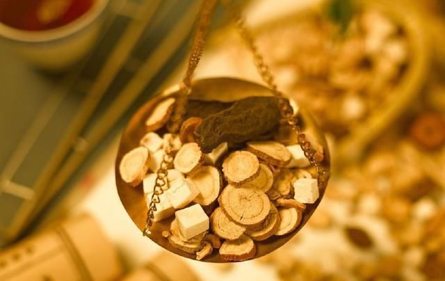 艾灸这个腿上的穴位,是缓解心慌的好方法,却少