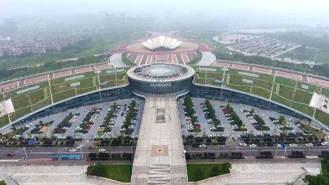 河北唐山:市民服务中心停车入口排长队!交警支