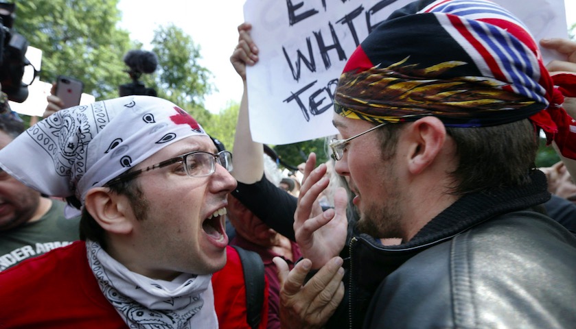 波士顿右翼集会仅几十人参与 却遭数万民众上街抵制