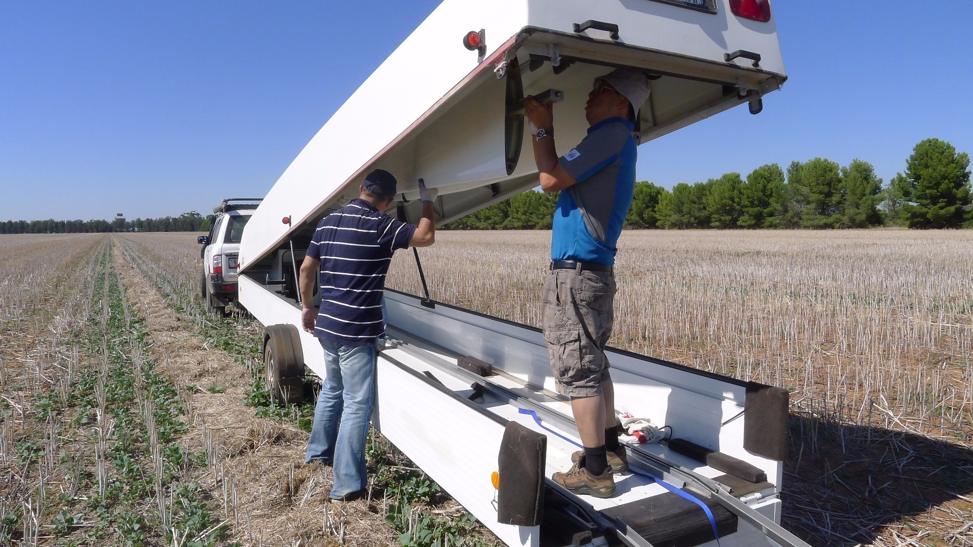两人将折翼副翼从装置中拿出。