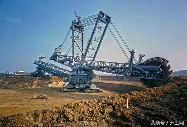 德国造出世界最大挖机,工作效率顶10000名工