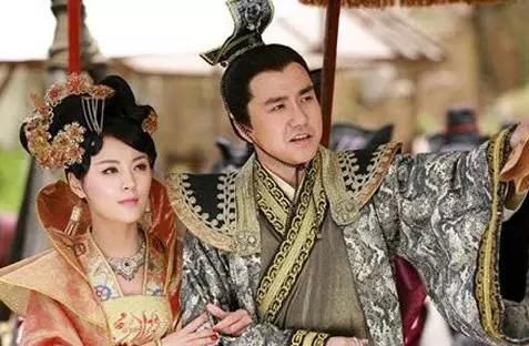 著名宠妃,皇帝让她躺桌上与大臣共赏,留下了一