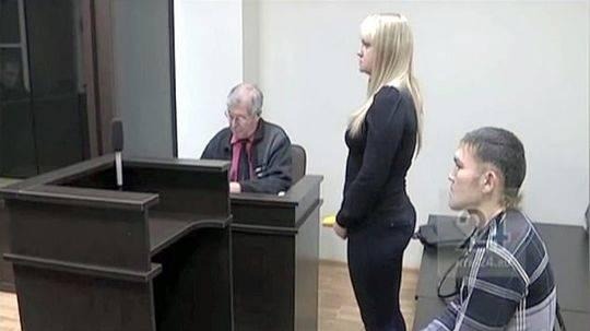 俄男子被女友捅13刀侥幸生还 竟在法庭上向她求婚