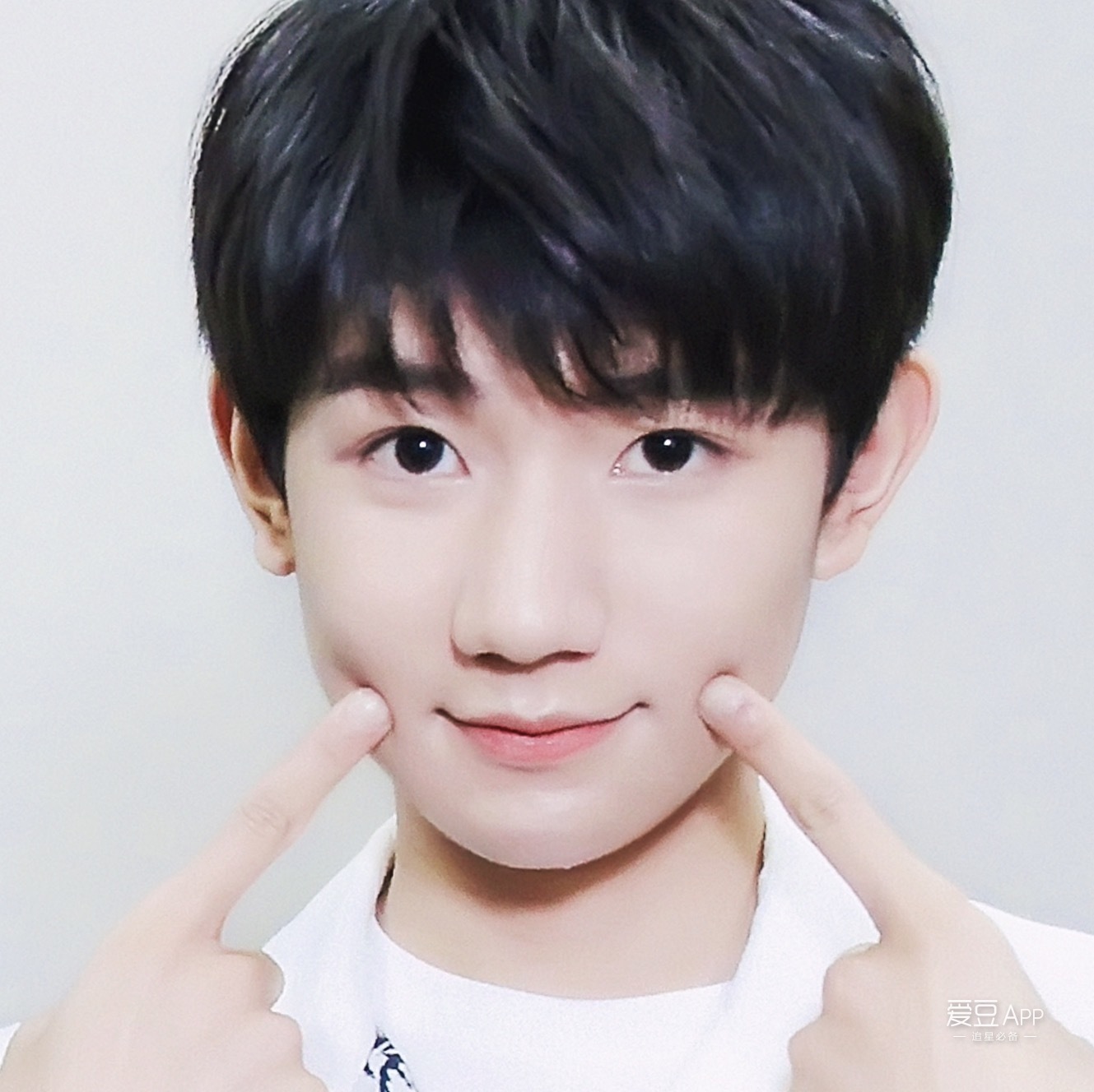 [TFBOYS][分享]170616 王源戳脸同款表情包 粉丝:一毛一样了!
