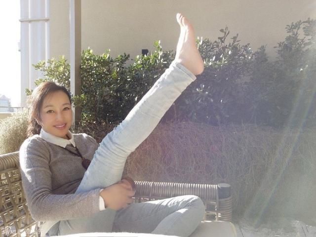 女星玉足:李小璐的脚白皙,杨幂的脚皮包骨,李小