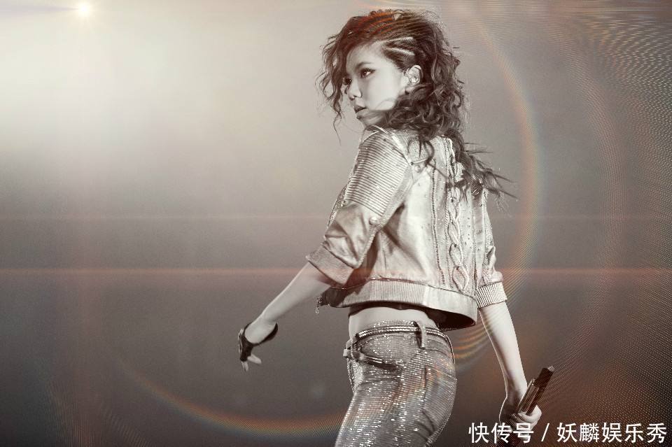 同穿开叉裙,邓紫棋真空上阵,杨幂却偷偷在里面