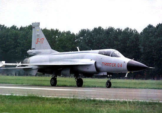 巴铁战机在印巴边境密集起降,看清战机型号,印