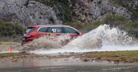 然乌湖畔围棋第二轮柯洁首战告捷 来古冰川越