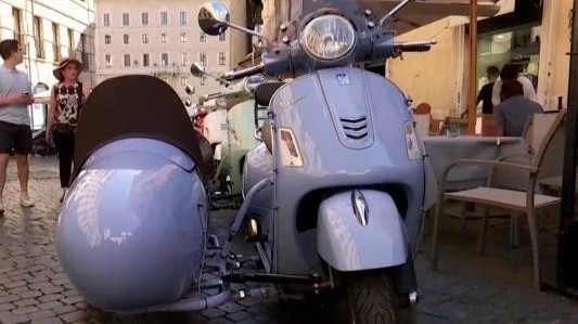 意大利游客骑踏板摩托车体验安妮公主同款“罗马假日”