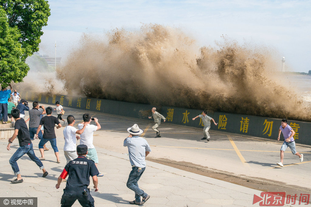 钱塘江大潮初现威猛 观潮人成为"落汤鸡"