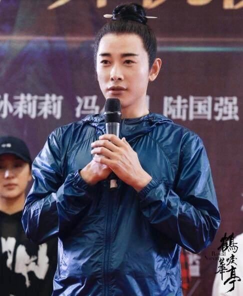 罗晋新剧发型用胶水太多都快秃顶了,唐嫣看着