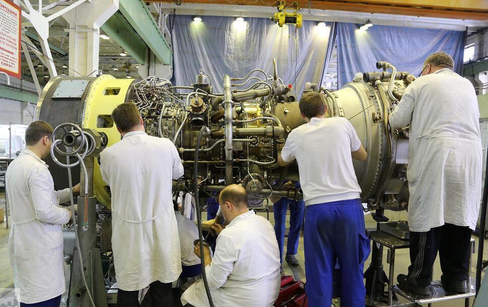 装配这种先进的燃气轮机，需要大批熟练工人。