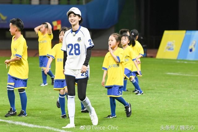 Angelababy带着黑长直新发型,在《跑男》上做