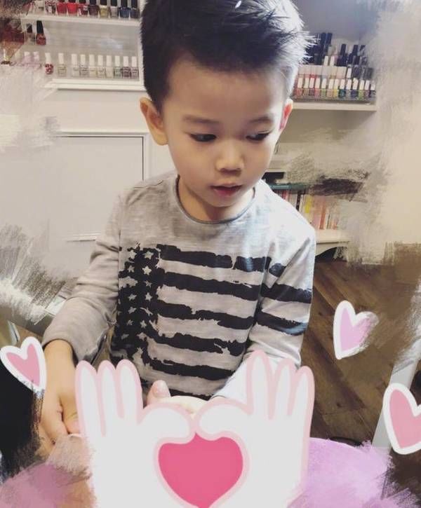侯佩岑炫耀儿子为自己做美甲 小暖男五官精致帅气