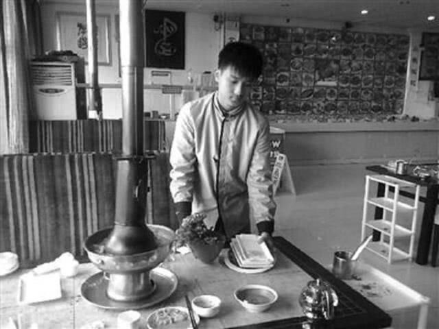 小伙高考结束后打暑假工,饭店端盘子一天220元