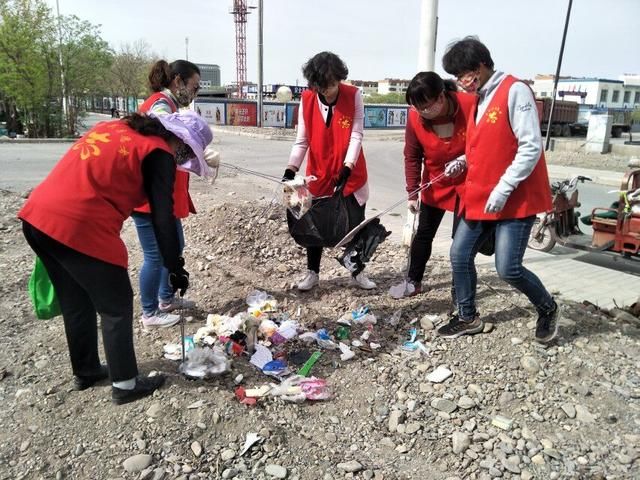 铁南社区组织志愿者开展环境卫生整治活动