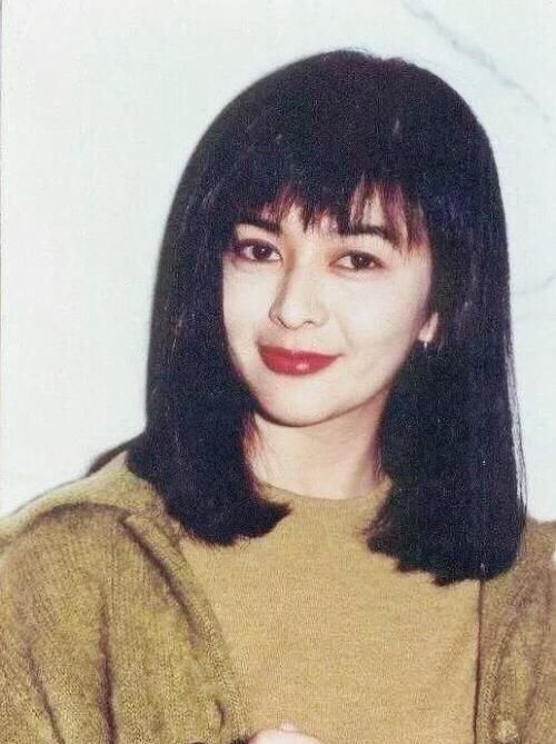 还是低估关之琳的美貌了,眼睛琥珀色白成发光