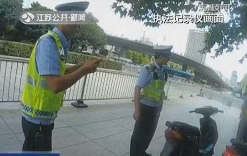 为了给摩托车加油买假牌照 后果很严重…