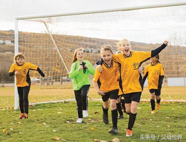 踢足球的孩子容易O型腿?想要腿型好,一定要做