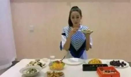 baby假吃,迪丽热巴强凹吃货人设,女明星为了减