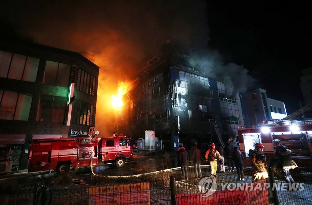 韩国8层建筑大火致29死 消防云梯救援时发生故障 韩国8层建筑大火致29死 消防云梯救援时发生故障