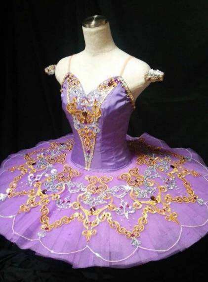 心理测试:4款精美天鹅裙,你穿哪款?测你的什么部位最迷人!