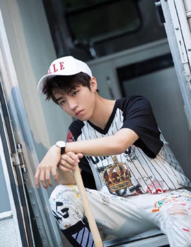 蔡徐坤撞衫王俊凯引发百分之九男团被热议,网