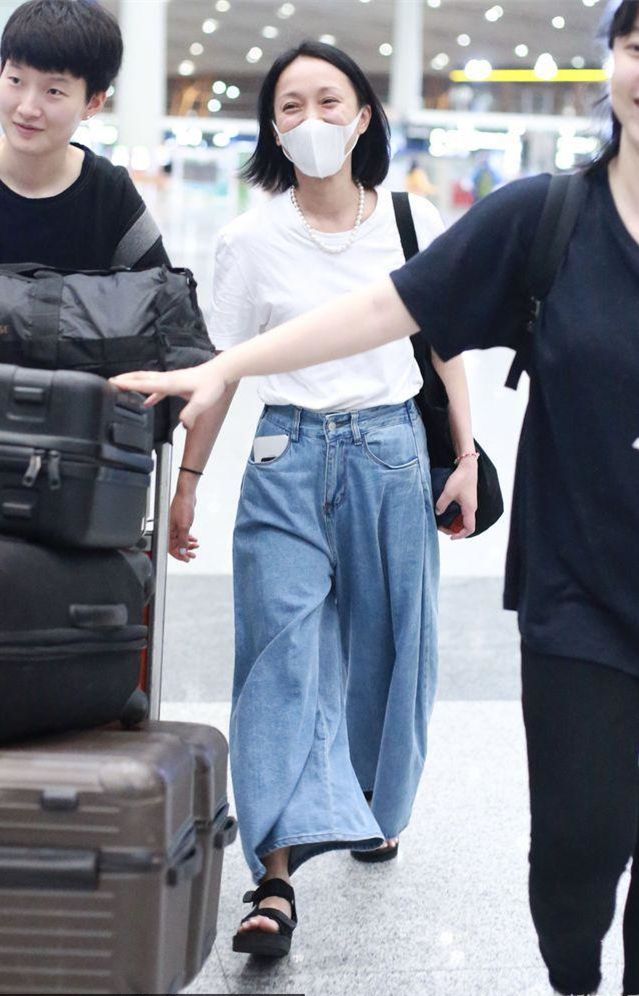 周迅疑似素颜现身机场,白T牛仔裤清爽十足