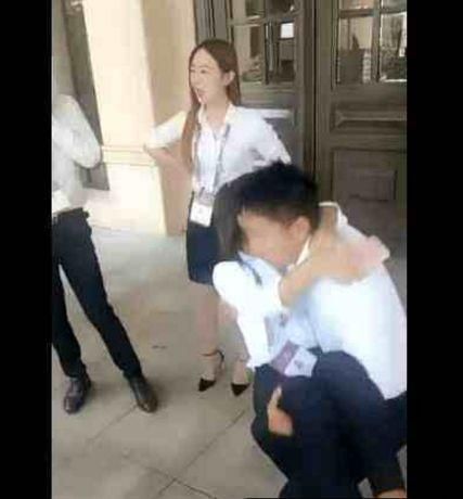 男子销售业绩未完成,被罚抱着美女扎马步!