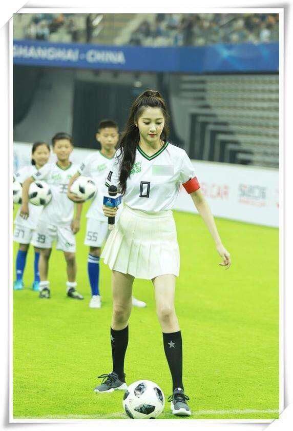 当19岁周洁琼撞上20岁关晓彤,网友:超模腿还是