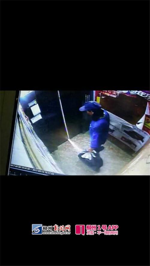 女子在电梯里大便装塑料袋 然后淡定的离开了 女子在电梯里大便装塑料袋 然后淡定的离开了