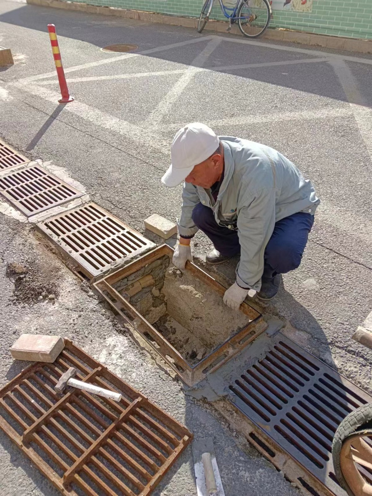 八角街道体育场西街社区:及时修复雨水箅子,保障居民安全出行_北京时间