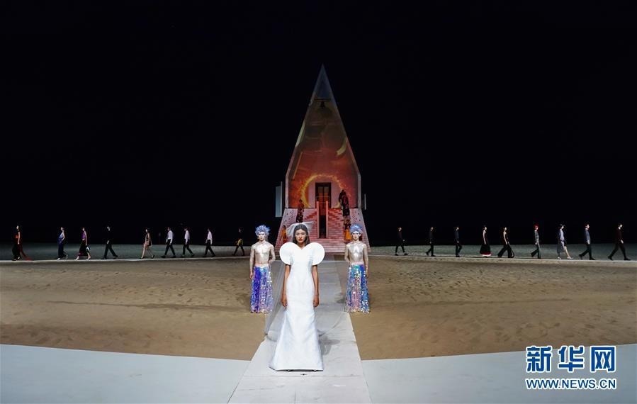 　9月5日，模特在展示皮尔·卡丹时装。 当日，皮尔·卡丹2020春夏大型时装发布会在河北省秦皇岛市北戴河新区阿那亚沙滩举行。 