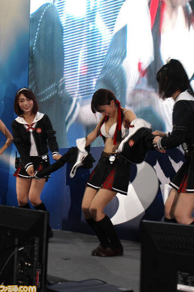 近日，在日本东京的电竞展上，某游戏商在展台活动中召集了几位身材傲人的电竞美女助阵，活动现场大玩撕衣游戏，场面吸睛无数。网友叹中国的Showgirl看来又输了。