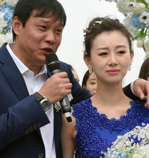 中国收入最高的球星,三度结婚终娶小17岁女友