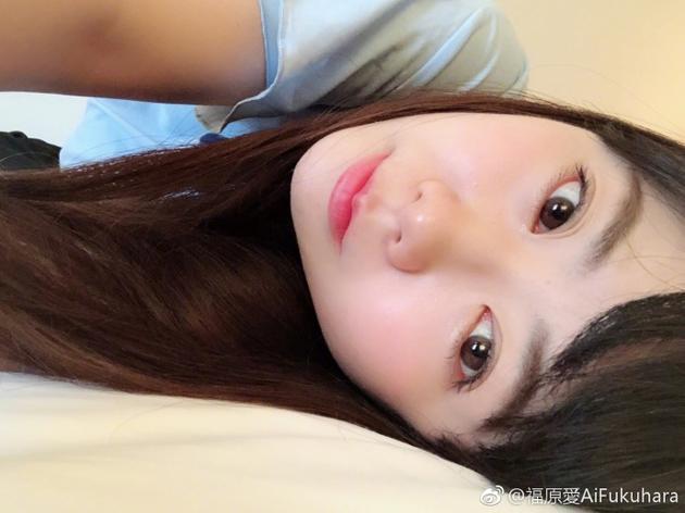 福原爱躺在床上自拍,皮肤红润气色好,自曝忘记密码遭网友调侃:"一孕傻