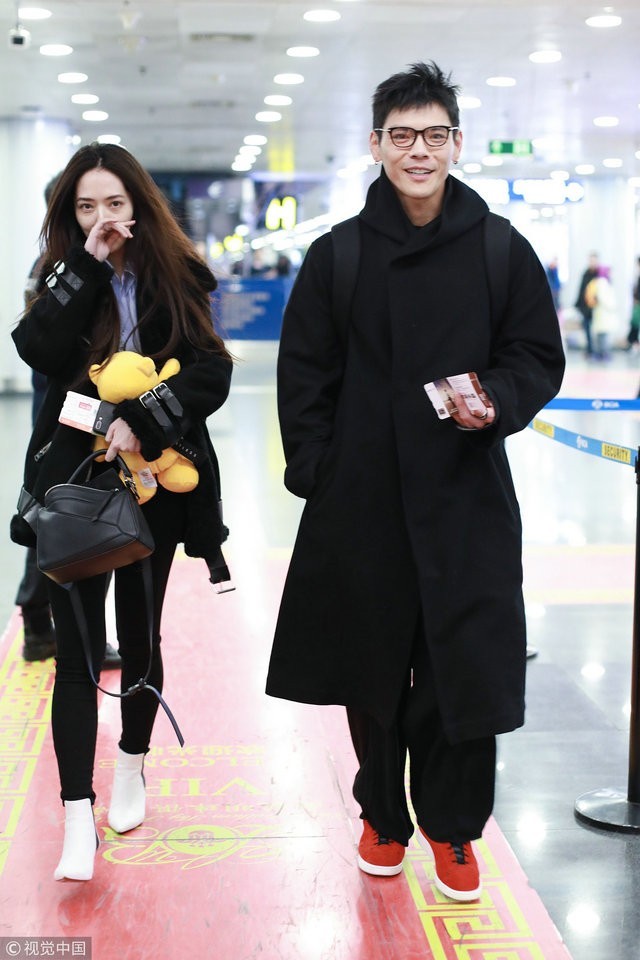 撒狗粮!向佐郭碧婷认恋后首度同行 同穿一身黑害羞对视甜笑