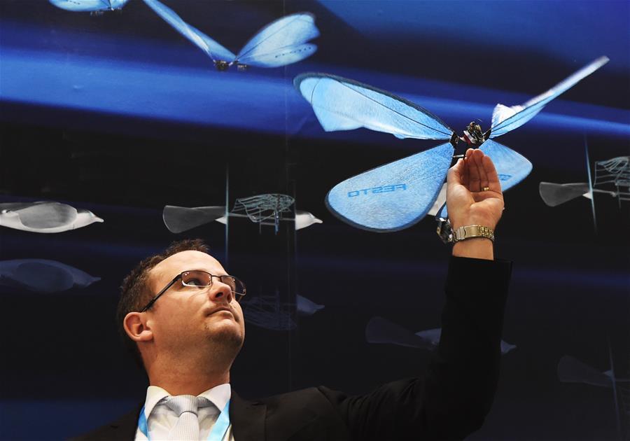 Festo公司带来了最新的仿生机器蝴蝶和智能飞鸟。在开发仿生蝴蝶的过程中，研究人员借鉴了从仿生蜻蜓和电子运动球项目中获得的成果。它们完美结合了人造昆虫的超轻结构和集体协调飞行行为。凭借智能飞鸟，Festo破译了飞鸟的飞行之谜。这一超轻飞行模型集优异的空气动力特性和敏捷性于一身，能够自主起飞、飞行和着地，无需辅助驱动装置，其翅膀不仅可以来回拍打，还能以特定方式转动。