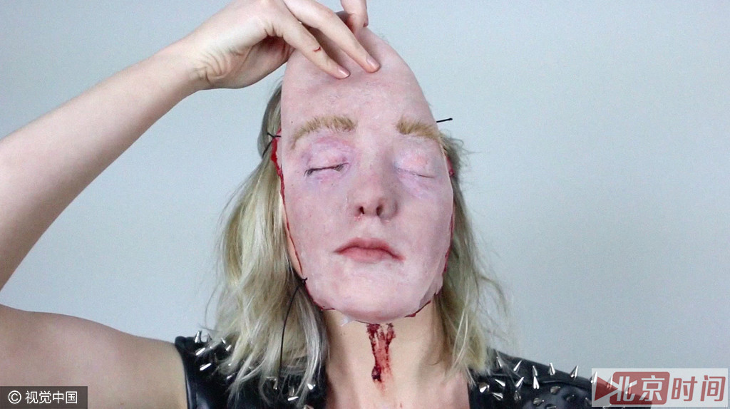 澳洲软妹展示超强化妆术 教你如何"撕脸剁手"