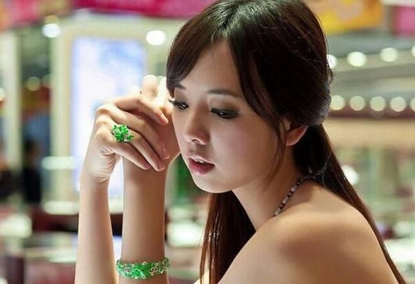 翡翠原石开出"一线天",赌石者到底该如何取舍呢?